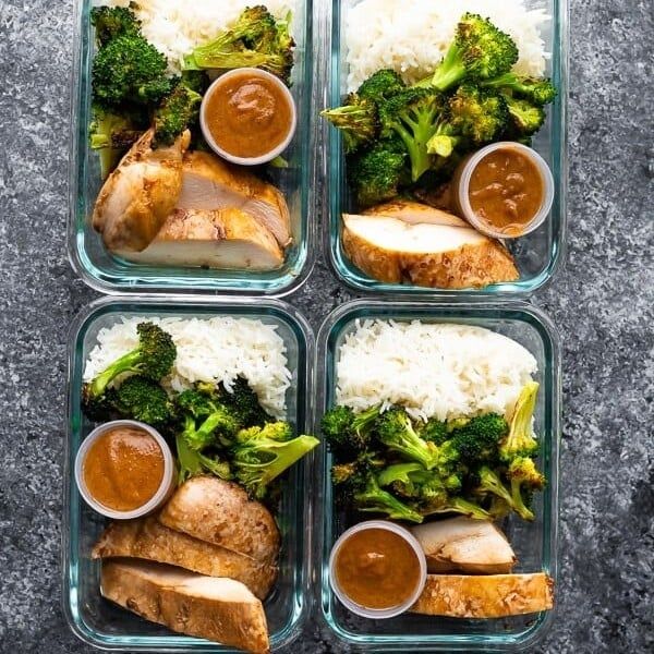 Fyra matlådor med kyckling, broccoli, ris och sås för veckans måltider